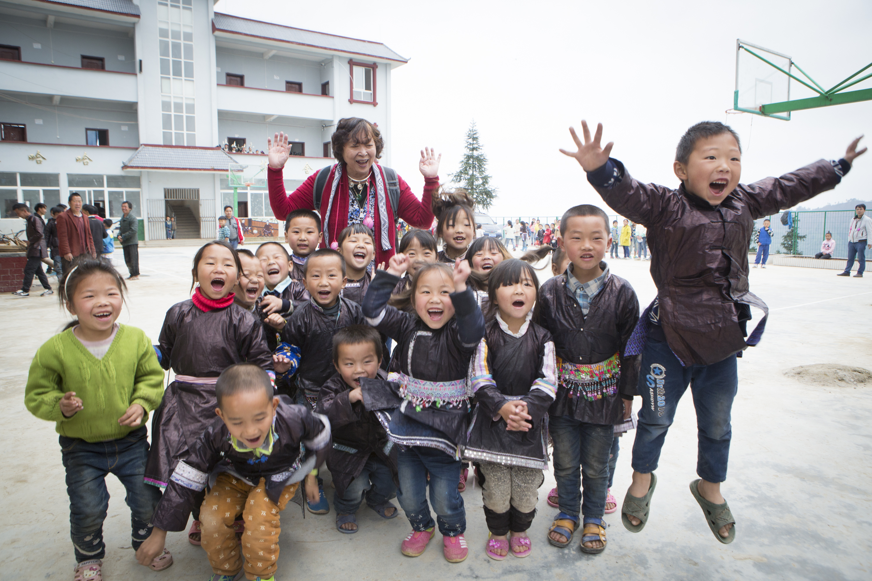 Pat Yang with children at a Zigen school, Guizhou